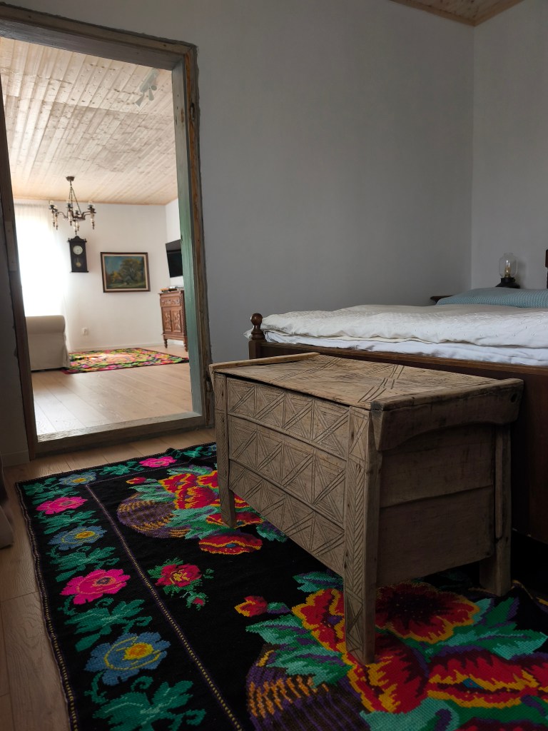 Casa este amenajată în stil vintage, cu obiecte recuperate, primite sau găsite