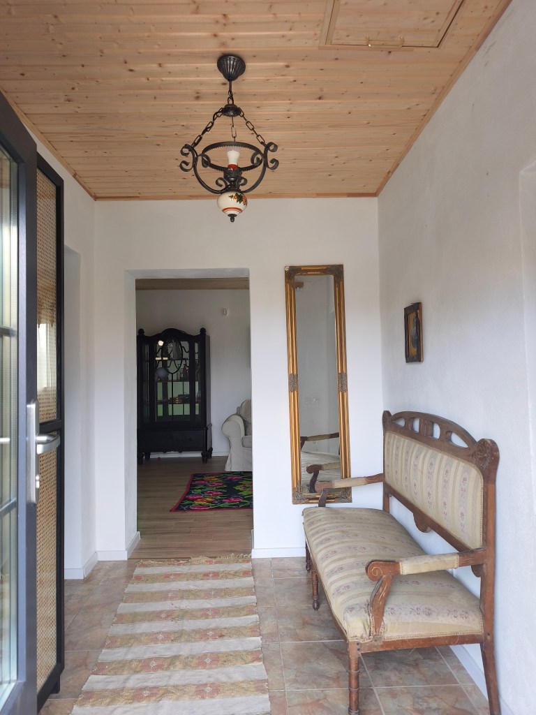 Casa este amenajată în stil vintage, cu obiecte recuperate, primite sau găsite