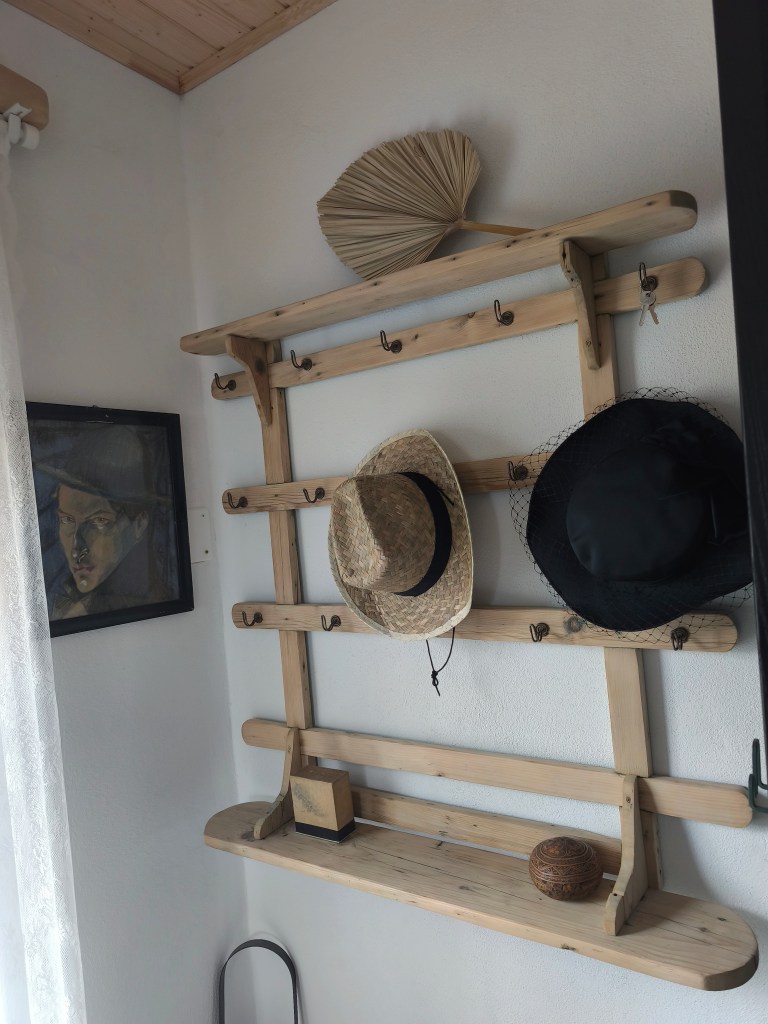 Casa este amenajată în stil vintage, cu obiecte recuperate, primite sau găsite