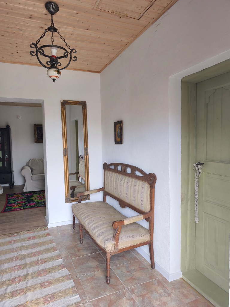 Casa este amenajată în stil vintage, cu obiecte recuperate, primite sau găsite