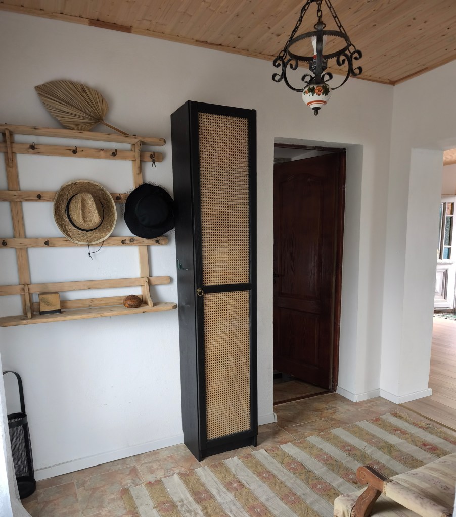 Casa este amenajată în stil vintage, cu obiecte recuperate, primite sau găsite