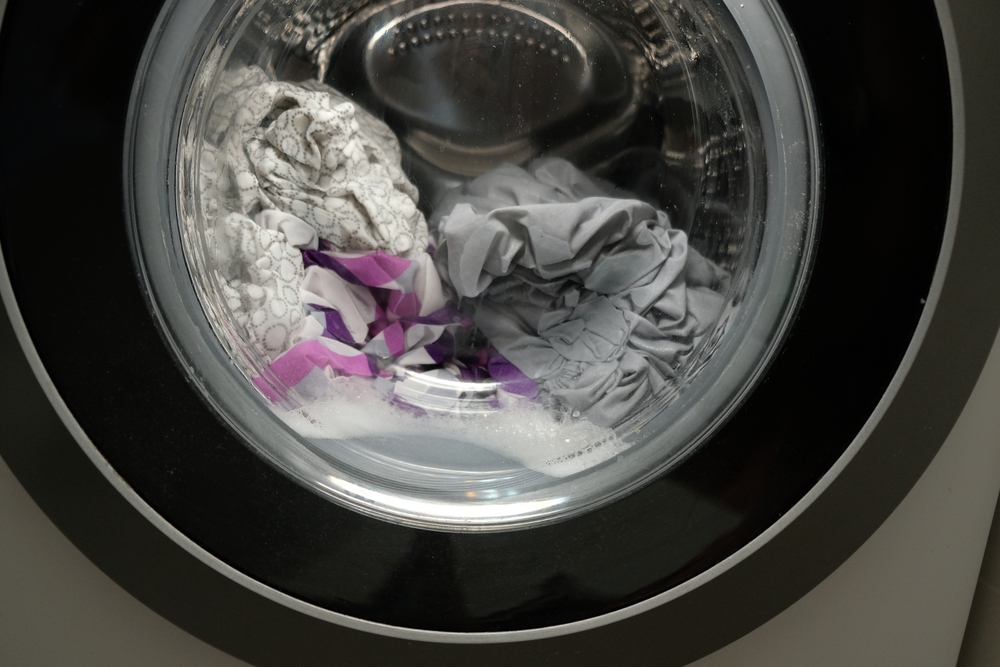 haine in mașina de spălat