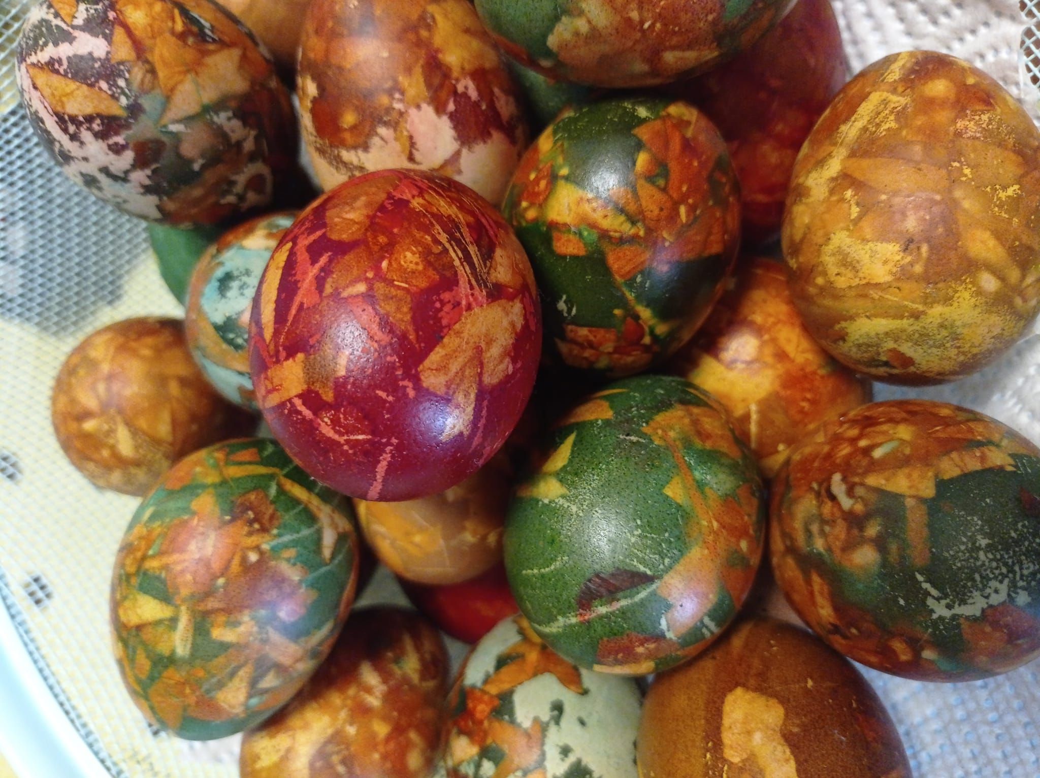 oua vopsite natural coji de ceapa