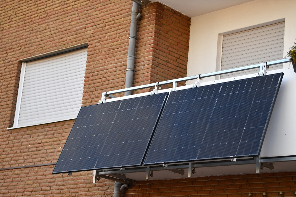 panouri solare montate pe balcon pe margine 