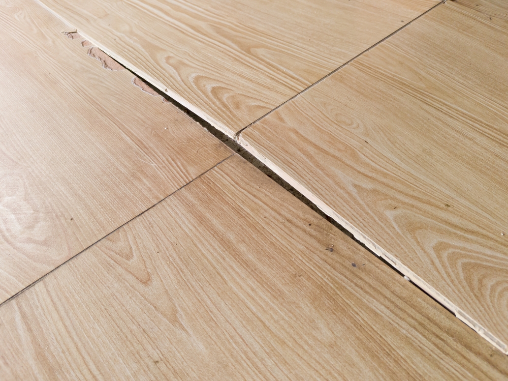 parchet umflat care s-a ridicat