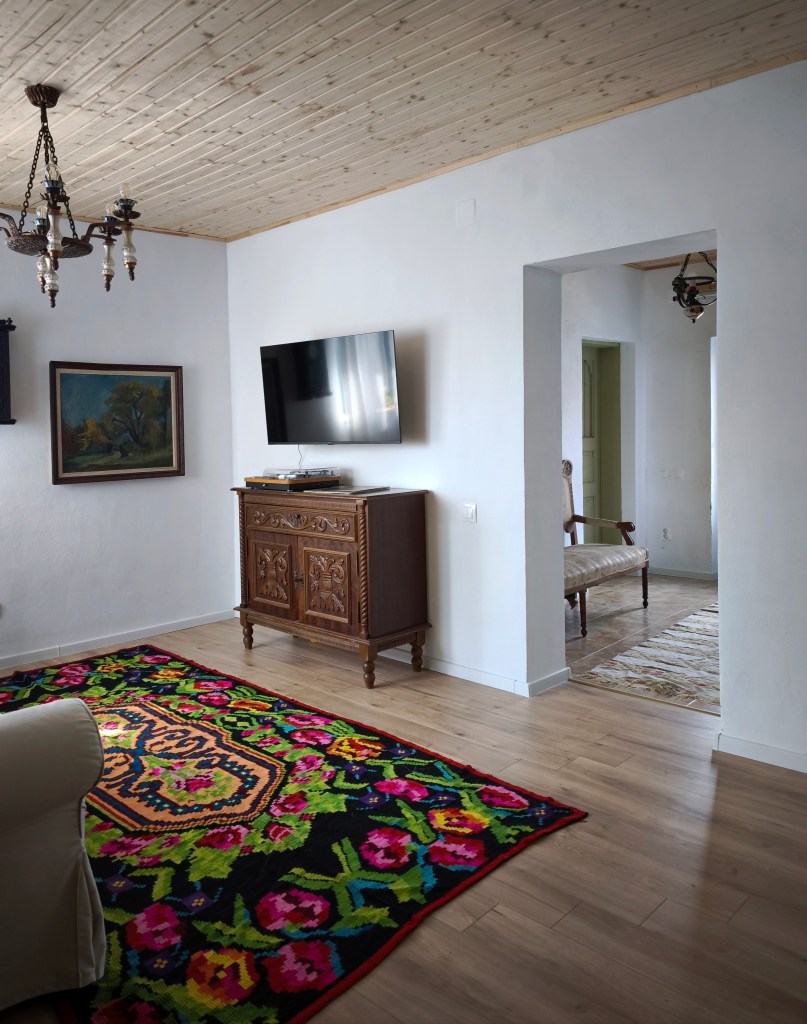 Casa este amenajată în stil vintage, cu obiecte recuperate, primite sau găsite