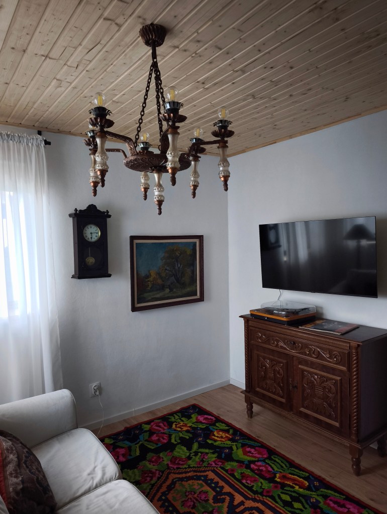 Casa este amenajată în stil vintage, cu obiecte recuperate, primite sau găsite