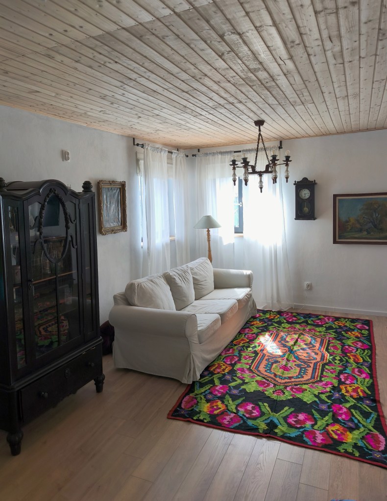 Casa este amenajată în stil vintage, cu obiecte recuperate, primite sau găsite