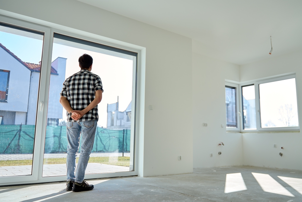 verificare apartament nou de către bărbat înainte de cumpărare