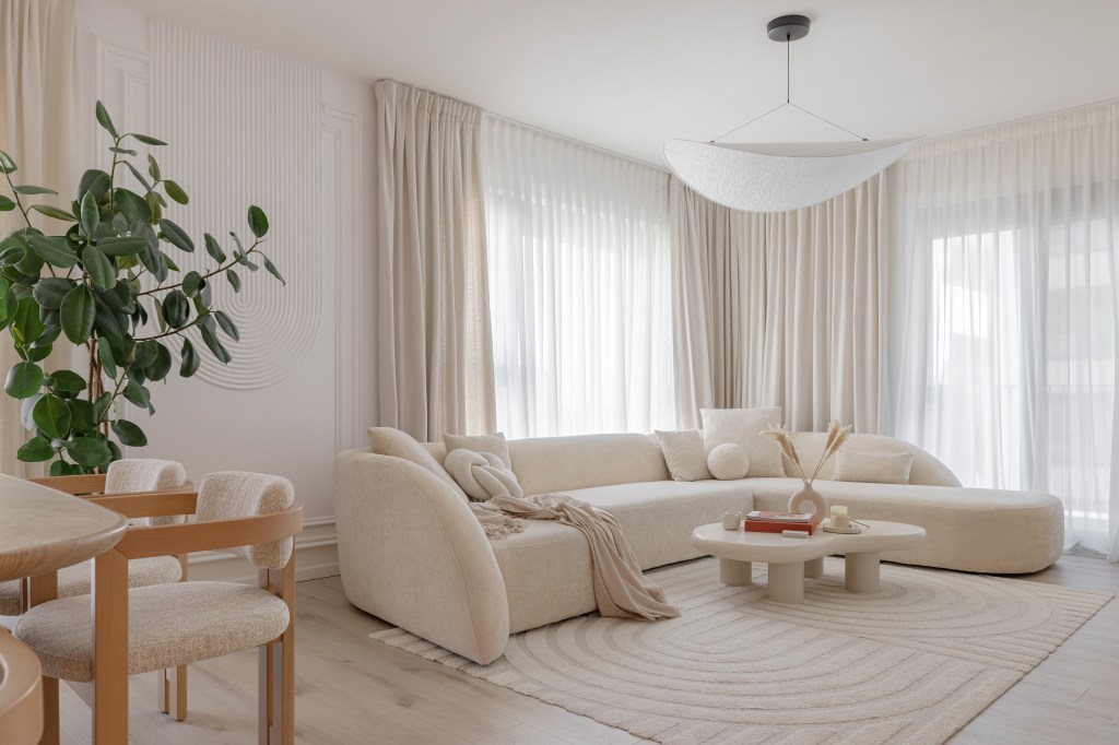 Cum au creat designerii un interior monocrom într-un apartament din Domenii pentru o familie cu un copil