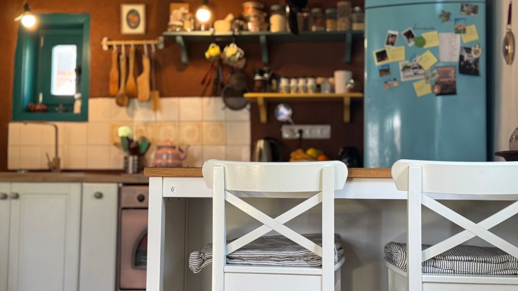 Alexandra descrie decorul drept unul eclectic, un mix între obiectele care erau deja în casă și cele vintage pe care le-a găsit prin târguri