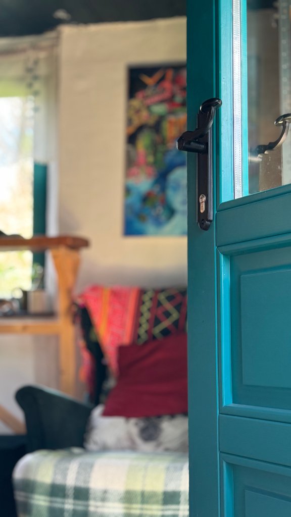 Alexandra descrie decorul drept unul eclectic, un mix între obiectele care erau deja în casă și cele vintage pe care le-a găsit prin târguri
