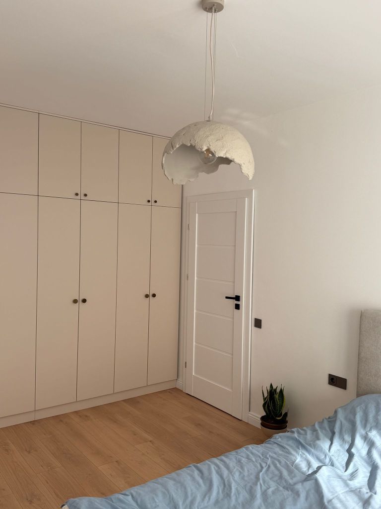 Mobilierul a fost făcut pe comandă, la un atelier de tâmplărie local