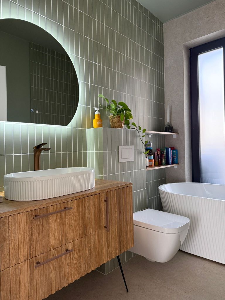 Mobilierul a fost făcut pe comandă, la un atelier de tâmplărie local