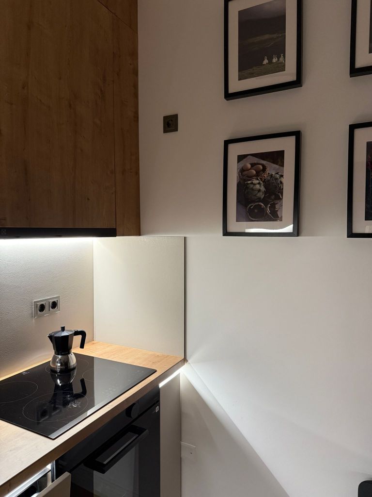 Mobilierul a fost făcut pe comandă, la un atelier de tâmplărie local