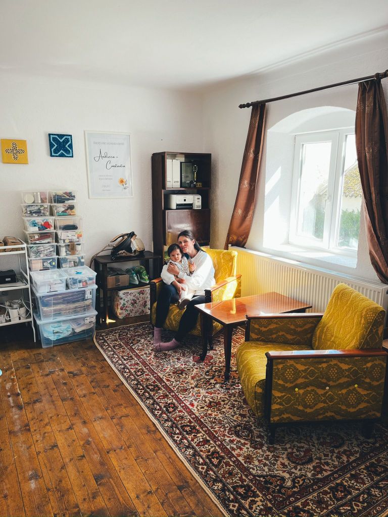 Proprietara s-a mutat într-o casă săsească alături de soțul ei și cele două fetițe ale lor