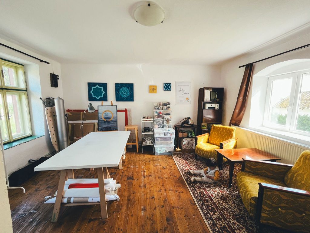 Cuplul are în plan reabilitarea locuinței, iar până atunci au personalizat-o cu obiecte vintage de familie