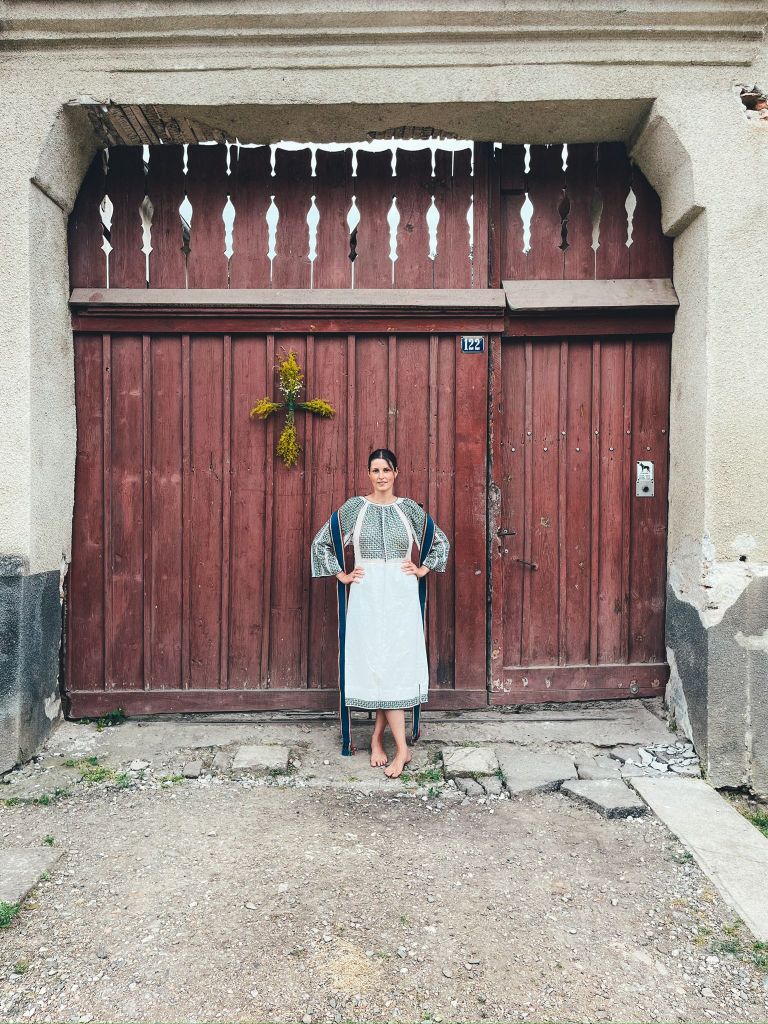 Proprietara s-a mutat într-o casă săsească alături de soțul ei și cele două fetițe ale lor