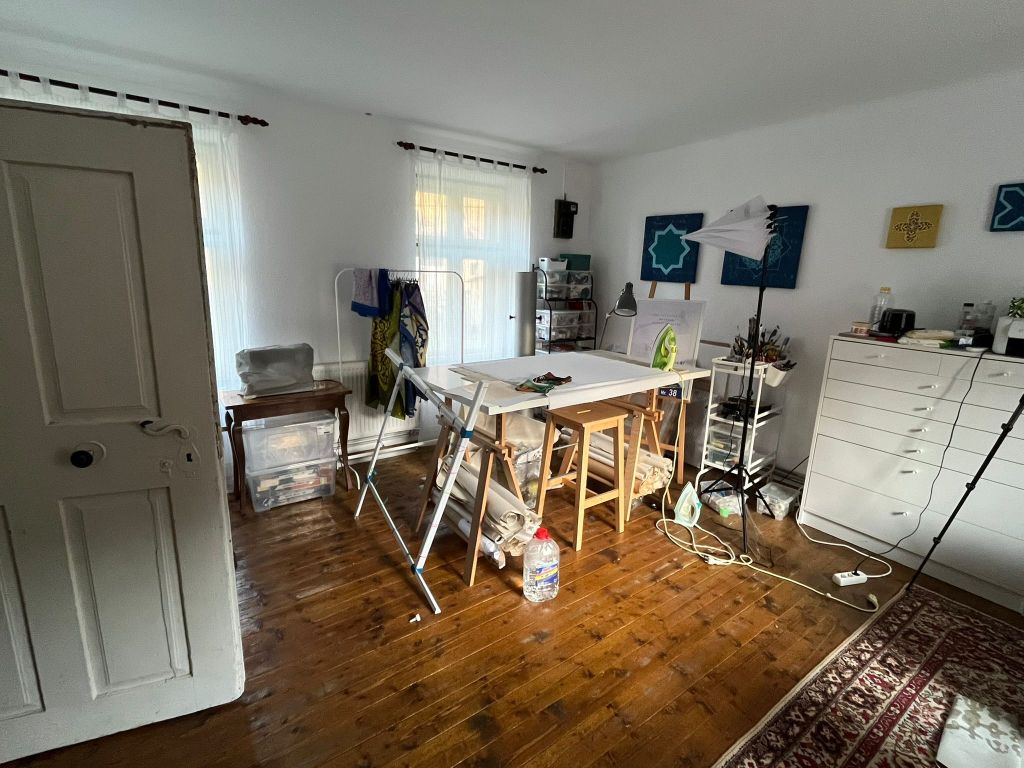 Cuplul are în plan reabilitarea locuinței, iar până atunci au personalizat-o cu obiecte vintage de familie