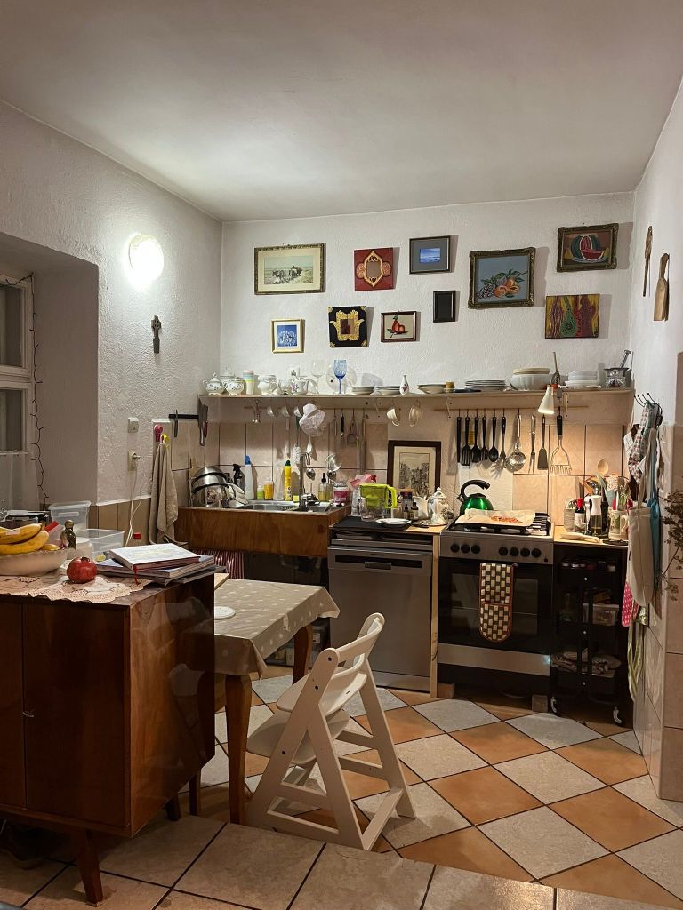 La bucătărie, cuplul a făcut blatul și raftul de sus