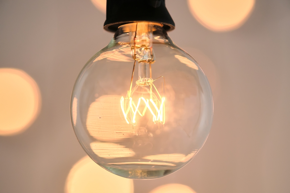 bec cu filament lumina galbena