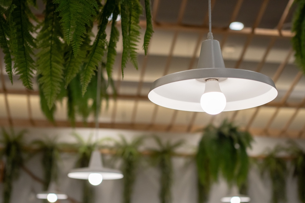 bec led lumina alba in lustra in camera