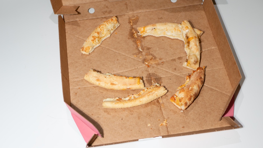 cutie pizza cu resturi deseu rezidual contaminat 