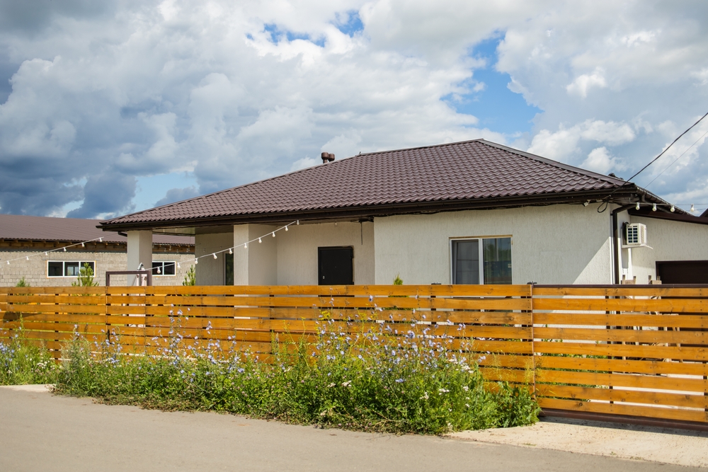 casa cu gard si teren drept de proprietate si limitări