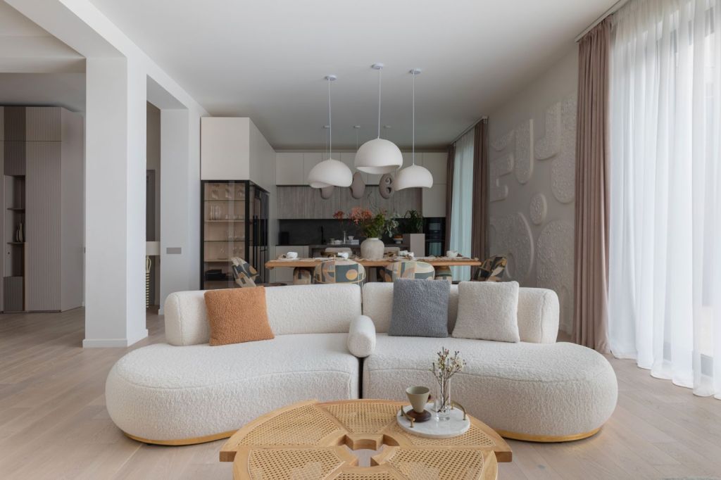 living si bucatarie stil wabi sabi contemporan  cu mobilier rotunjit cu forme organice