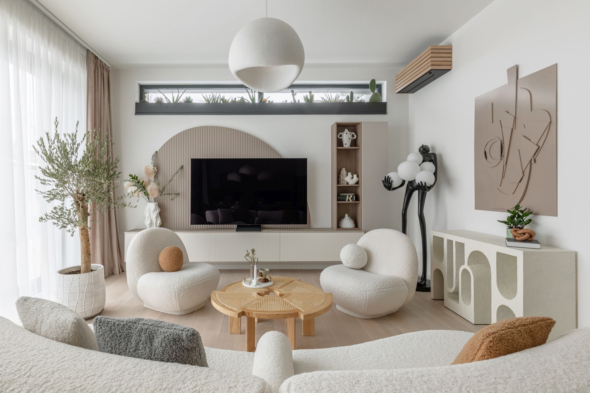 living alb in stil wabi sabi contemporan cu mobilier personalizat si obiecte decorative sculpturale