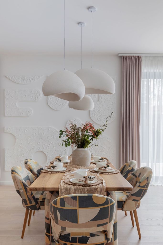 zona de dining stil contemporan wabi sabi perete finisat cu texturi geometrice