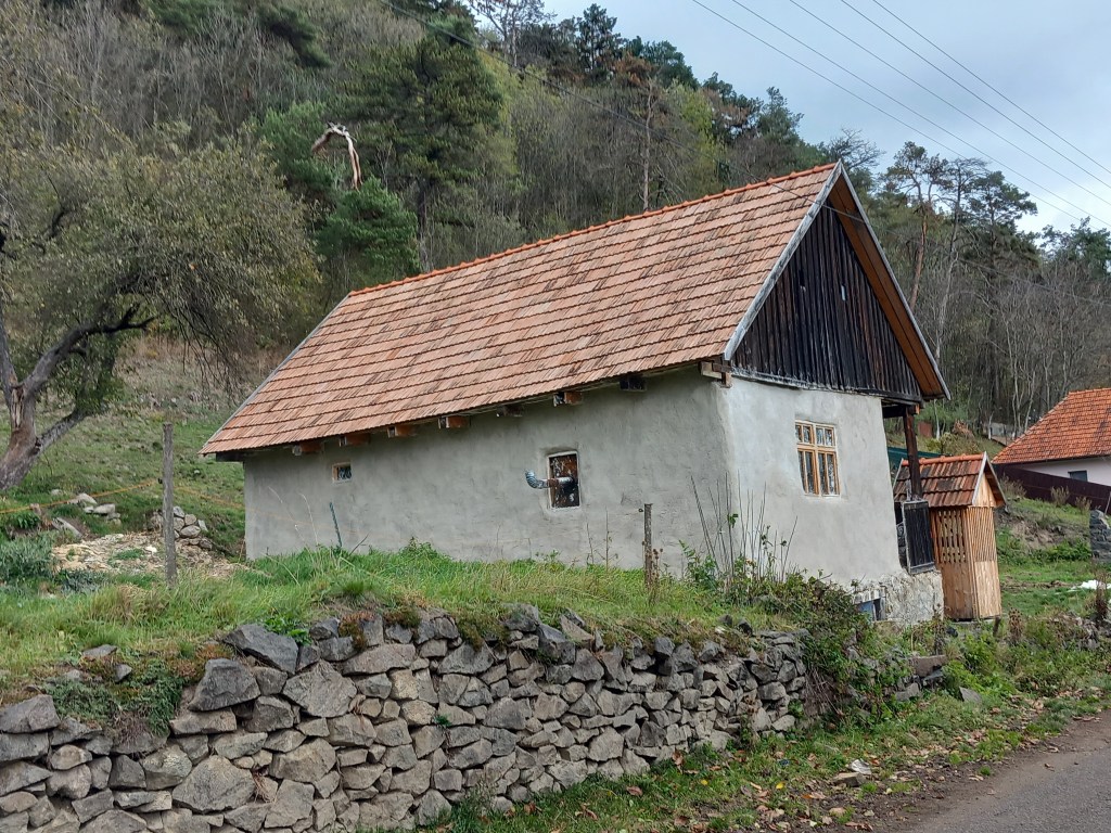 Casa a fost restaurată cu ajutorul femeilor și copiilor din sat