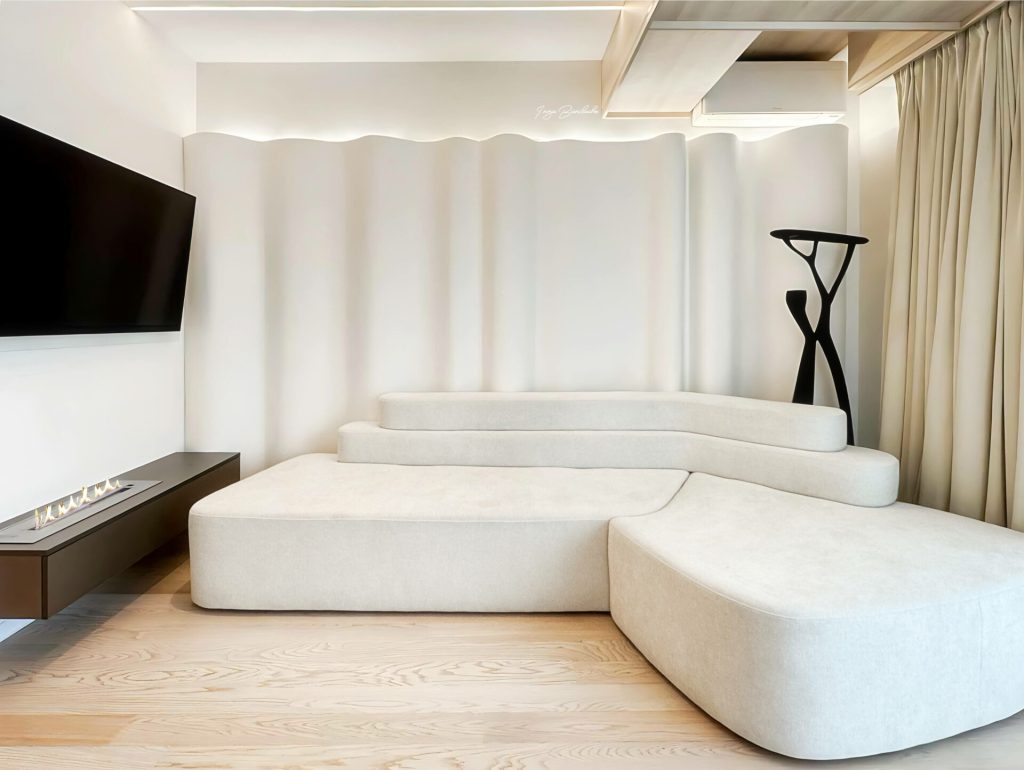 apartament cu influențe pariziene living alb cu perete sculptural