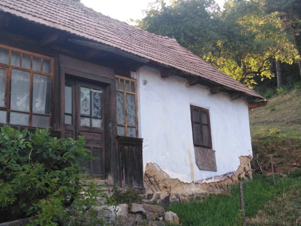 Casa a fost preluată de asociație în 2022 și era într-o stare puternică de degradare