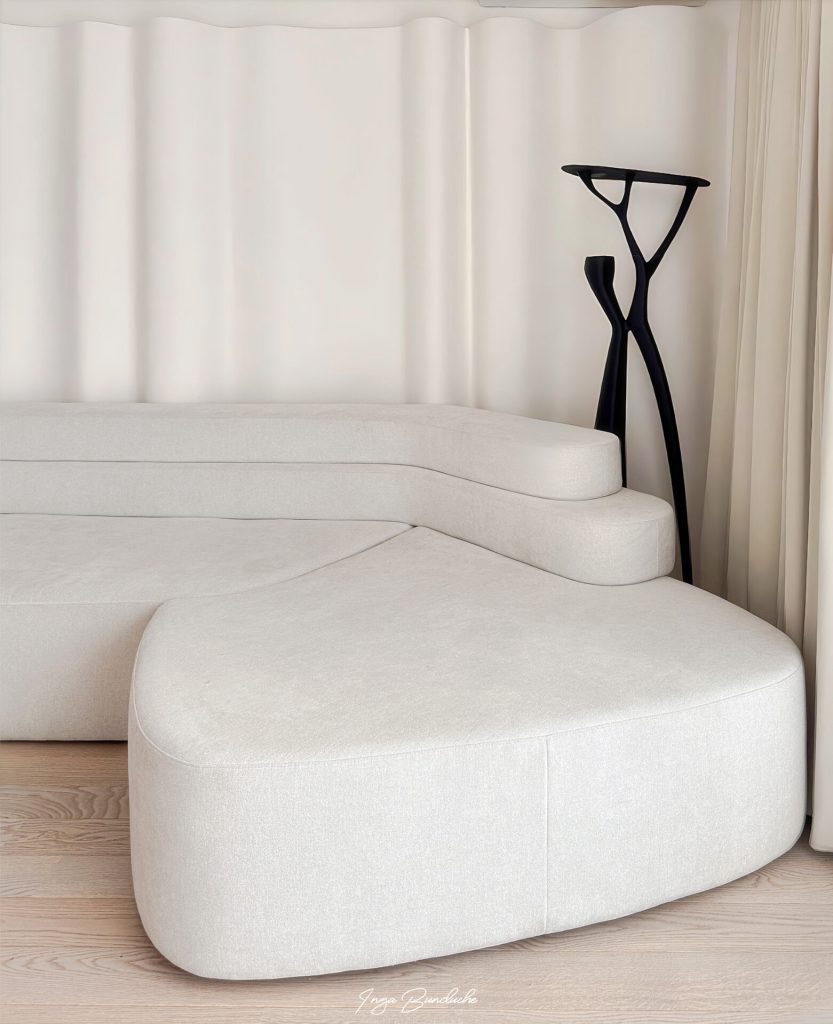 apartament cu influențe pariziene living alb cu perete sculptural