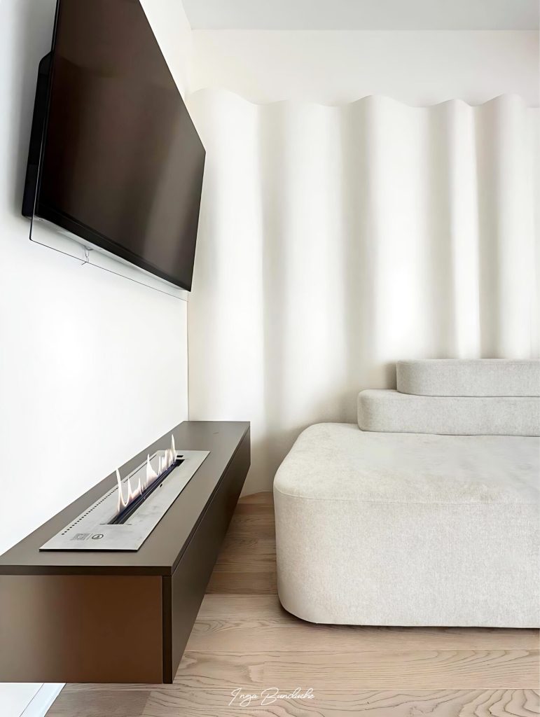 apartament cu influențe pariziene living alb cu perete sculptural