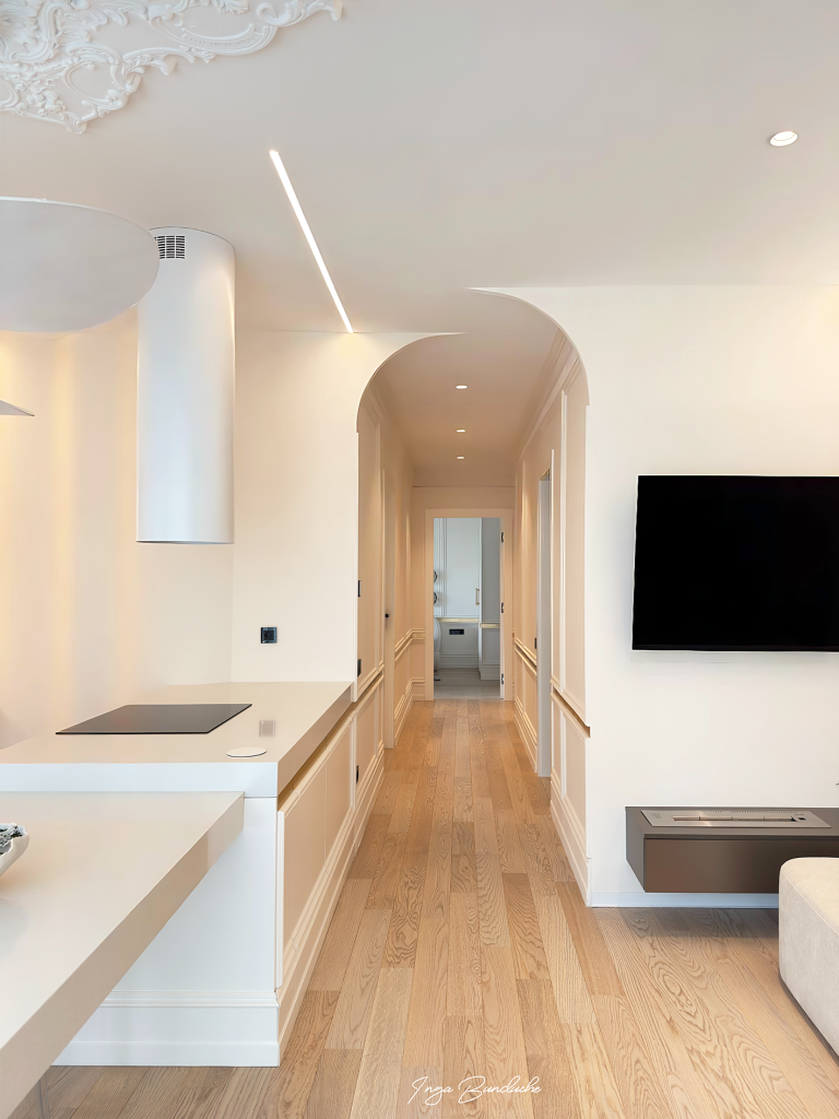 hol open space apartament cu influențe pariziene 
