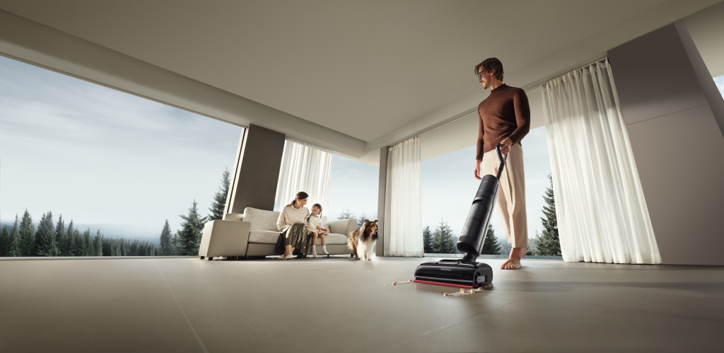 aspirator vertical dreame h15pro folosit in casa unei familii
