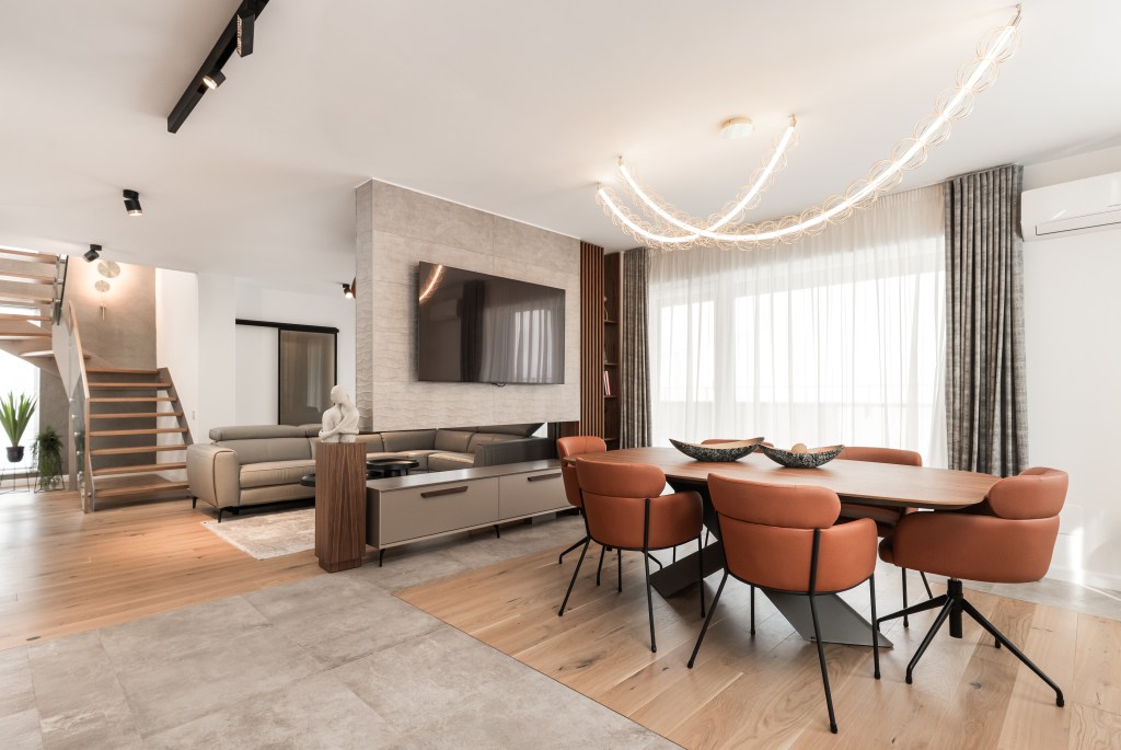 Două apartamente suprapuse din Brașov au fost unite într-un penthouse spațios, cu vedere la munte