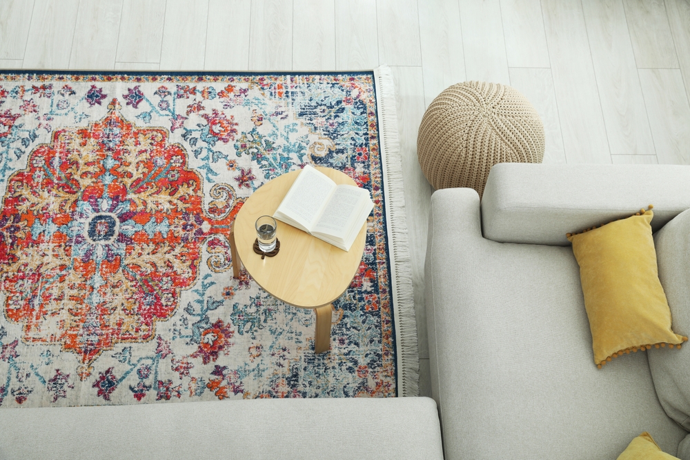 covor rotund sau dreptunghiular? living cu coltar si covor dreptunghiular incadrat de mobilier