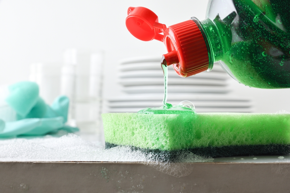 detergent de vase pus pe burete