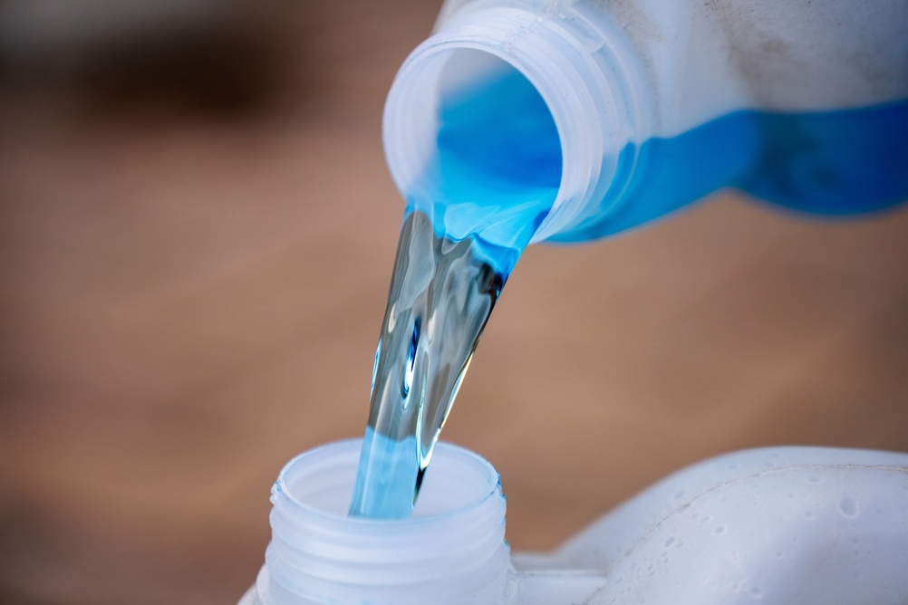 detergent lichid albastru turnat din sticlă 