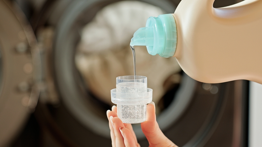 detergent lichid din săpun natural de casa turnat in recipient dozare