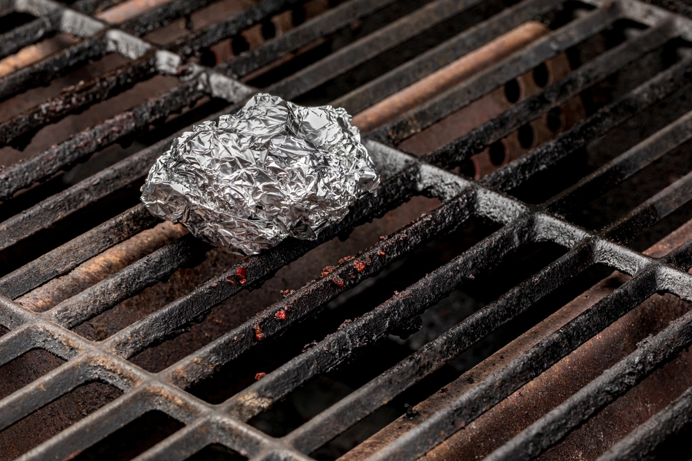 Atunci când nu ai alte soluții, folia de aluminiu poate îndepărta eficient orice urme de pe grătar 