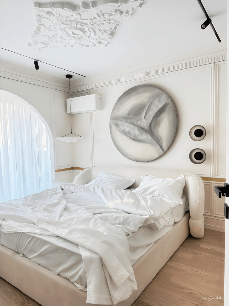 dormitor matrimonial apartament cu influențe pariziene 