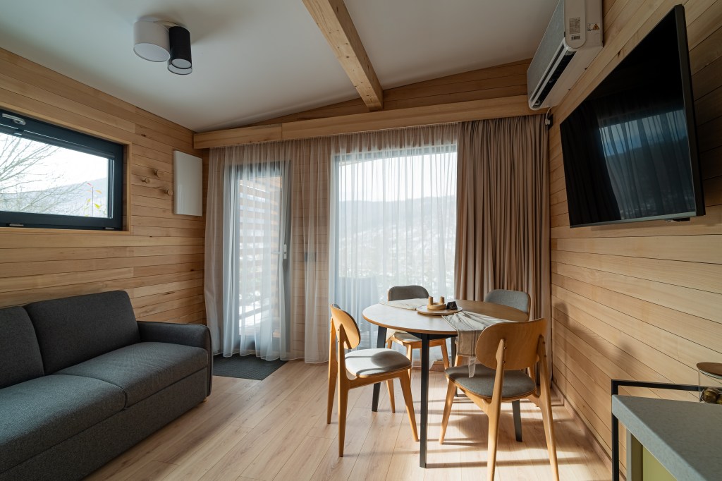 Hotpost: doi frați din București au deschis, după 4 ani de căutări și construcție, un complex de tiny house-uri în Valea Doftanei