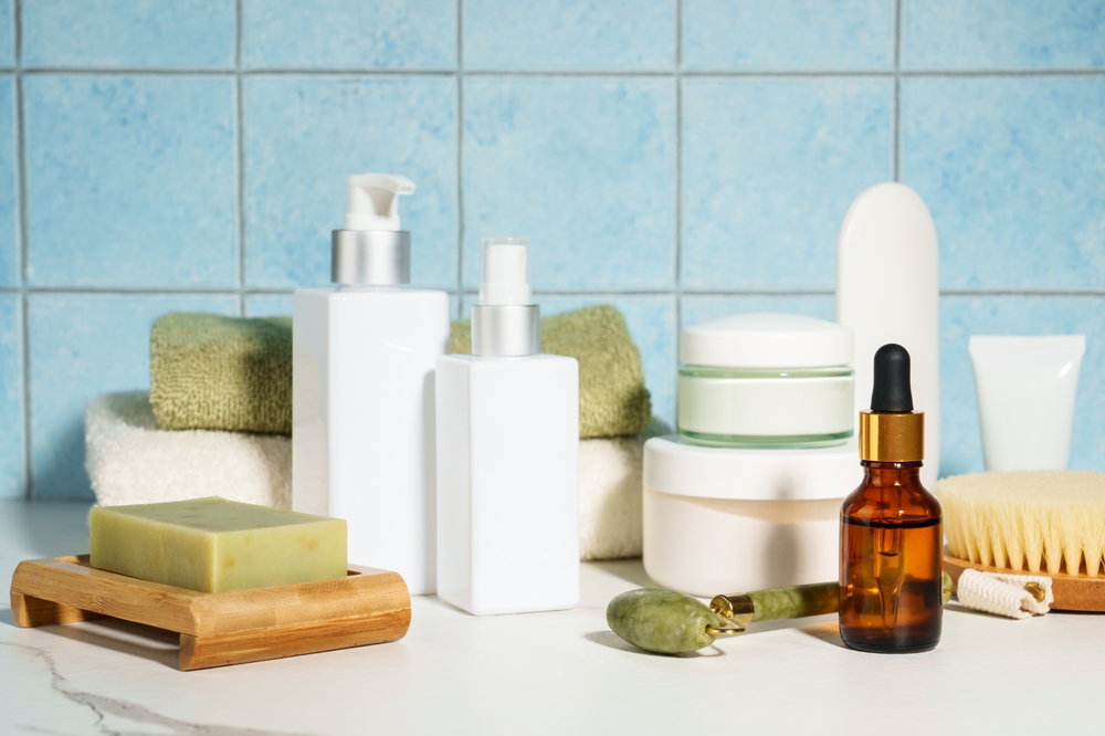 produse cosmetice baie unele in recipiente goale 
