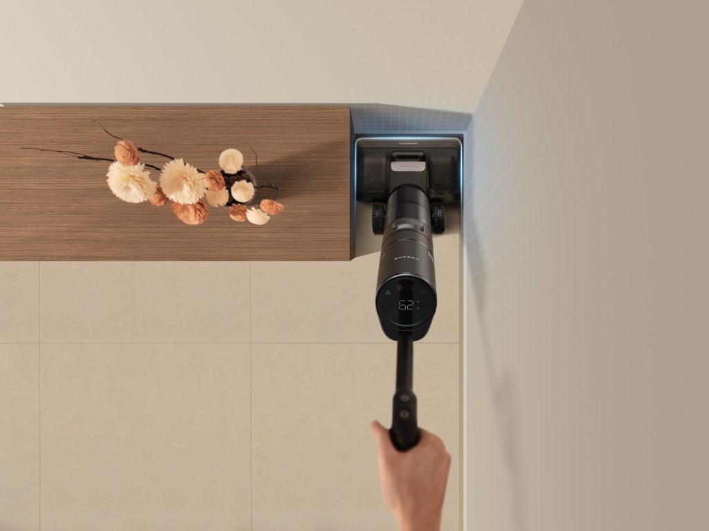 aspirator dreame h15pro curata o suprafata ingusta intre mobilier si perete