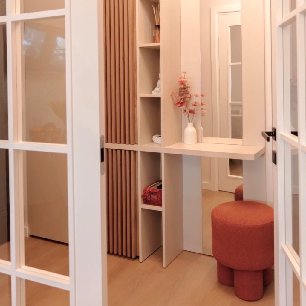 Au transformat un apartament de trei camere într-un spațiu colorat și optimist - FOTO: Costinela Buga