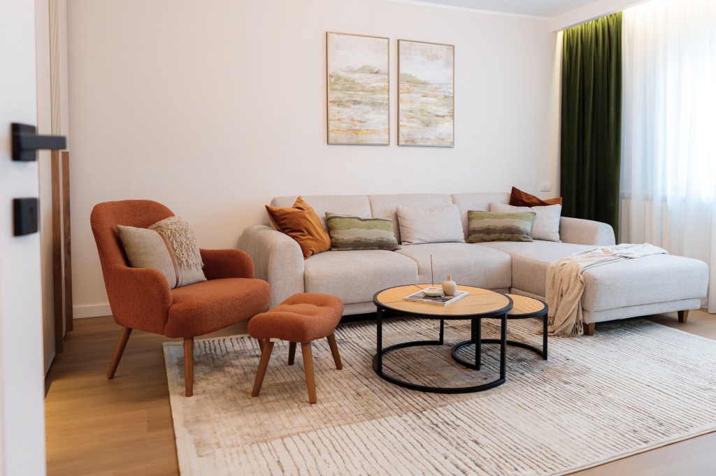 Au transformat un apartament de trei camere într-un spațiu colorat și optimist (living-ul) - FOTO: Costinela Buga